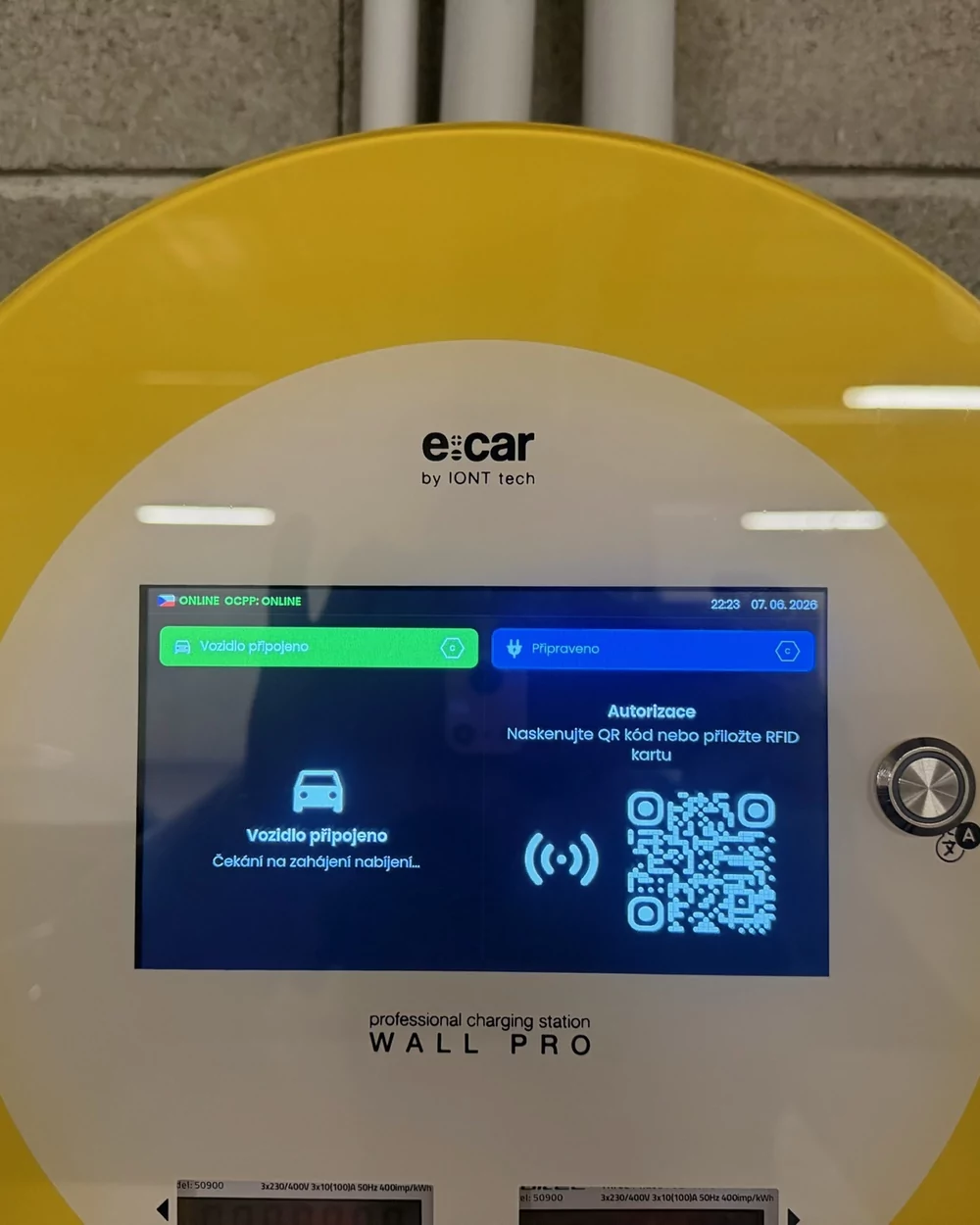 Displej nabíjecí stanice e:car WALL PRO s QR kódem pro platbu